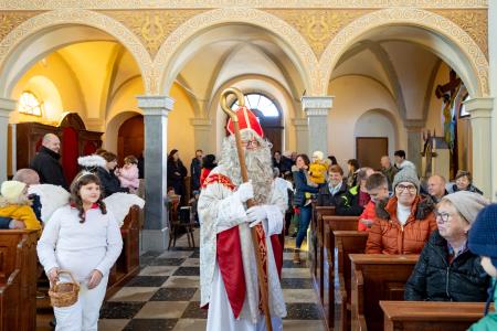 Prihod sv. Miklavža v cerkev